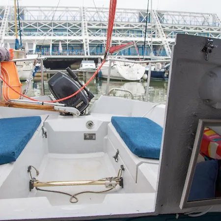 70's Tiny Boat Bådhotel