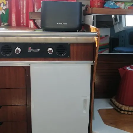 70's Tiny Boat ספינת מלון