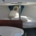 ספינת מלון 70's Tiny Boat