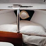 ספינת מלון 70's Tiny Boat ליסבון