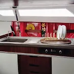 70's Tiny Boat ספינת מלון *