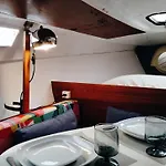 ספינת מלון 70's Tiny Boat *