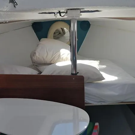 Hotel na wodzie 70's Tiny Boat