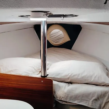 Hotel na wodzie 70's Tiny Boat Lizbona