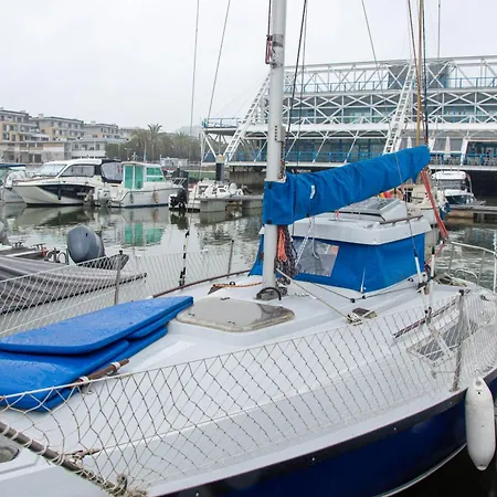 70's Tiny Boat بوتيل Lisboa