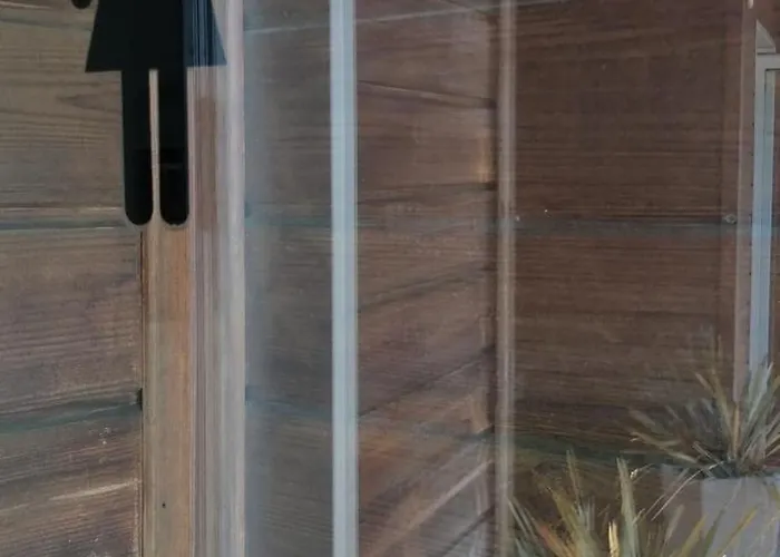 70's Tiny Boat ספינת מלון