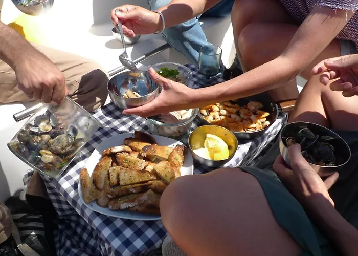 70's Tiny Boat ספינת מלון *