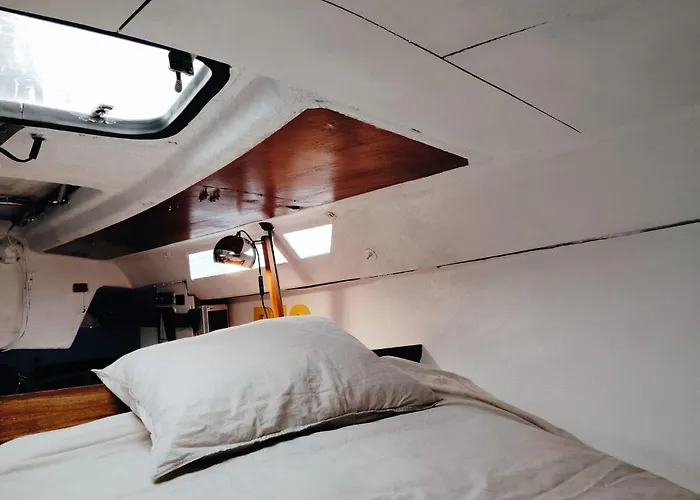 70's Tiny Boat ליסבון