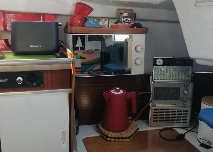 70's Tiny Boat ליסבון