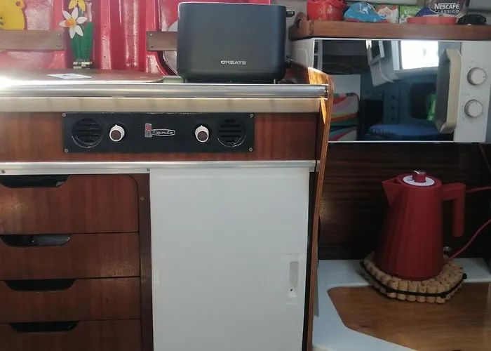 70's Tiny Boat ספינת מלון