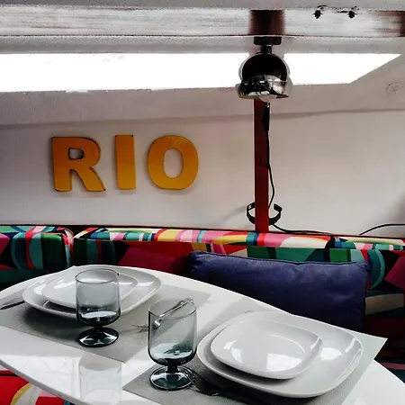 Πλωτό κατάλυμα 70's Tiny Boat