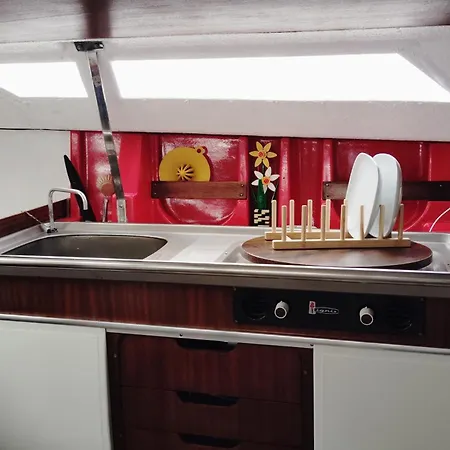 70's Tiny Boat Ботель *