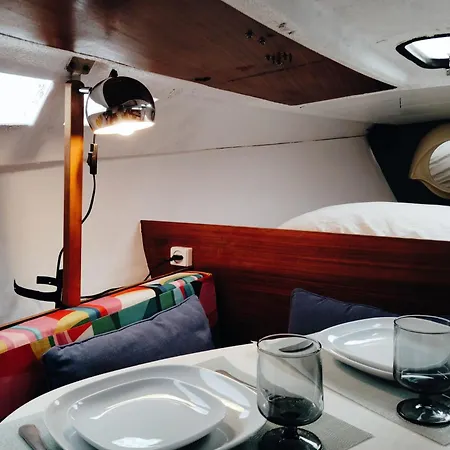 Hotel na wodzie 70's Tiny Boat *