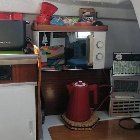 70's Tiny Boat Лиссабон