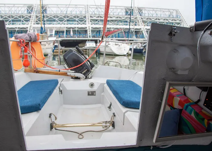 70's Tiny Boat Botel